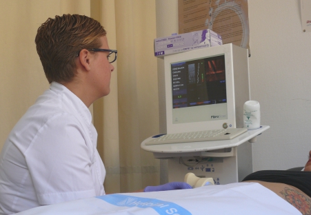 Enfermera realizando la prueba del FibroScan