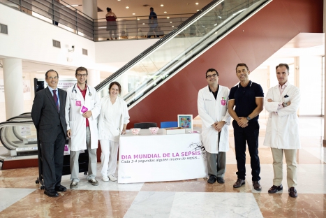 El director asistencial del Servicio de Salud, Nacho García, ha visitado la mesa informativa. En la imagen de izquierda a derecha: Francesc Mari, Alberto del Castillo, Yolanda Llado, Marcio Borges, Nacho García i José Maria Gámez.