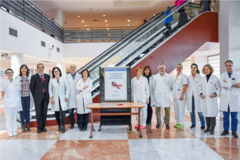 La gerencia del hospital con el equipo de la Unidad de enfermedades infecciosas