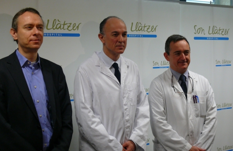 De izquierda a derecha, Gerrit  Melles, Emeterio Orduña, jefe del Servicio de Oftalmología, y, Lluís Masmiquel, director médico del Hospital Son Llàtzer. 